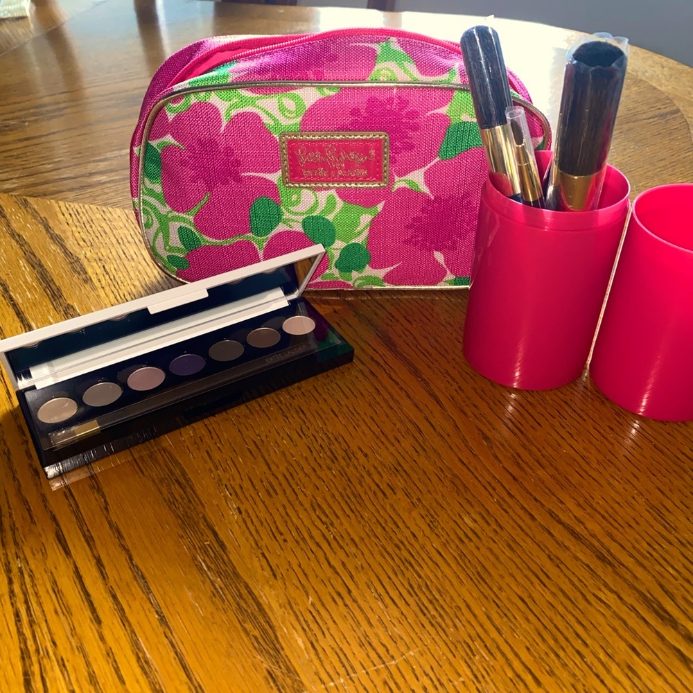 Estēe Lauder Eyeshadow and Makeup Brush Set w/ Bag